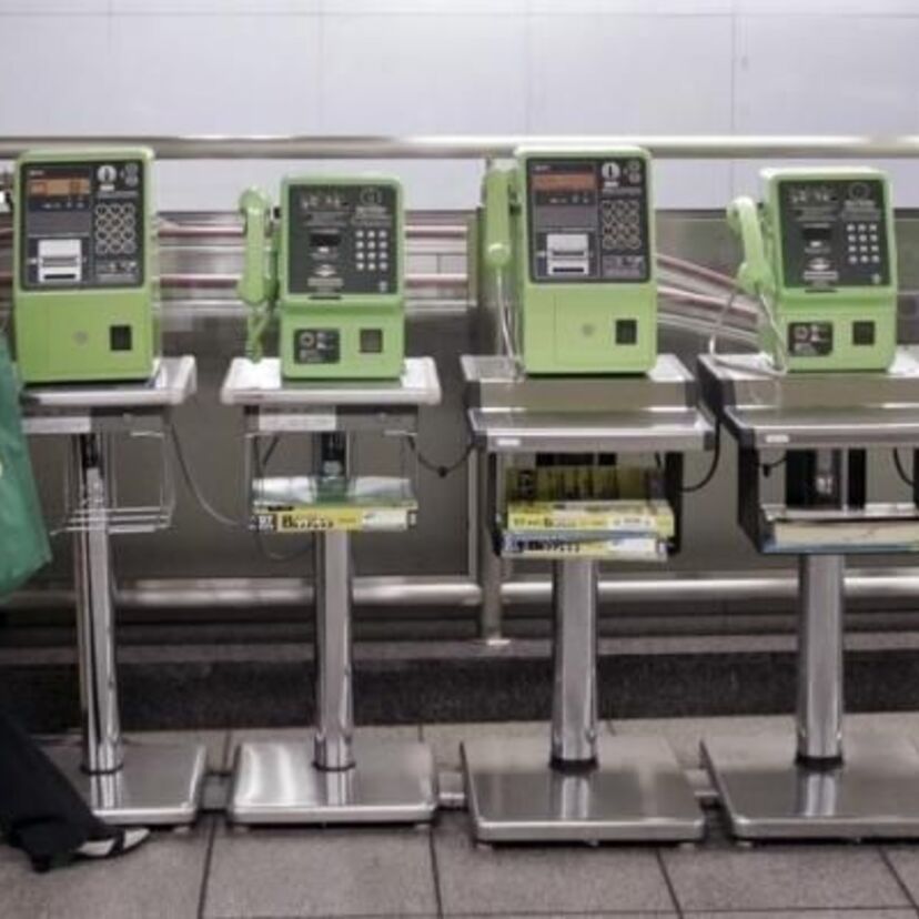 今では探すのに一苦労な公衆電話！緑色が主流だけど結構歴史があるみたいでびっくり！