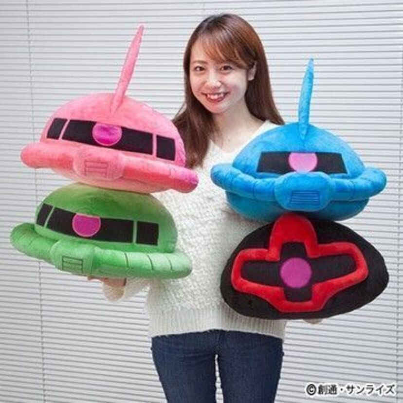 機動戦士ガンダム「ザク」「シャアザク」「グフ」「ドム」の頭部クッションが登場！モフモフで癒される！！
