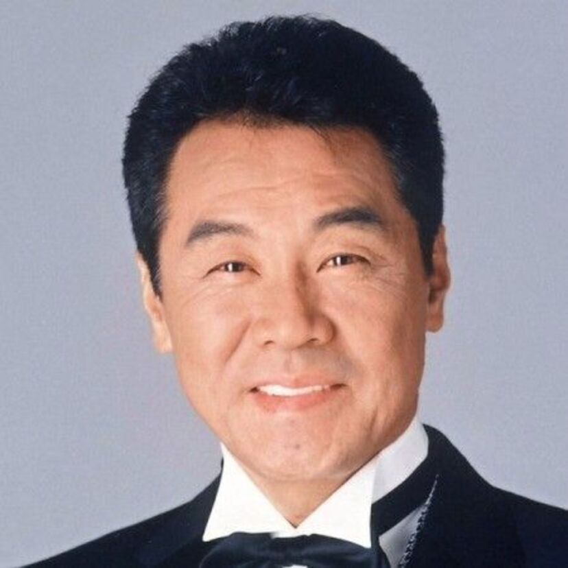 【五木ひろし】細い目とこぶしでリズムをとる姿が印象的な演歌歌手！昭和の歌謡曲からパーフェクトヒューマンまで歌いこなす！よく観る姿はロボ五木！？