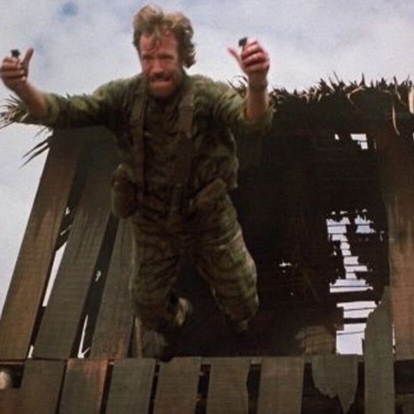 映画『地獄のヒーロー』ベトナム兵を相手に無敵！仲間を救出するためにチャック・ノリスが撃ちまくる！！