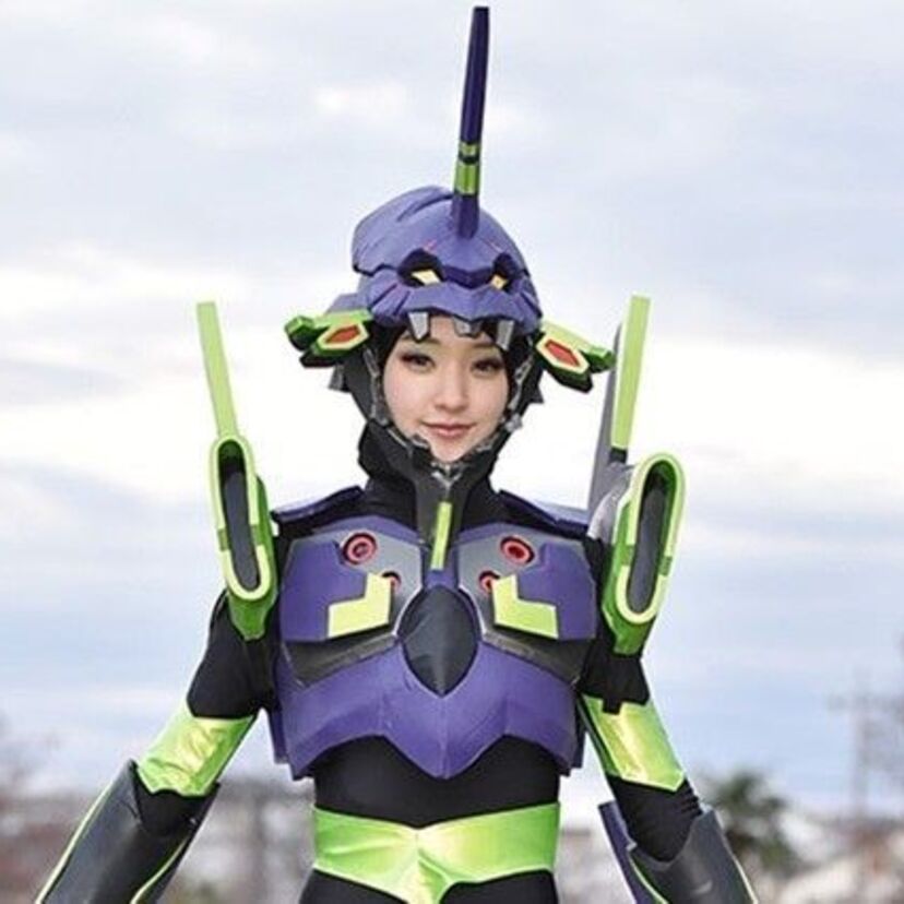 剛力彩芽が「エヴァンゲリオン初号機」のコスプレを披露！