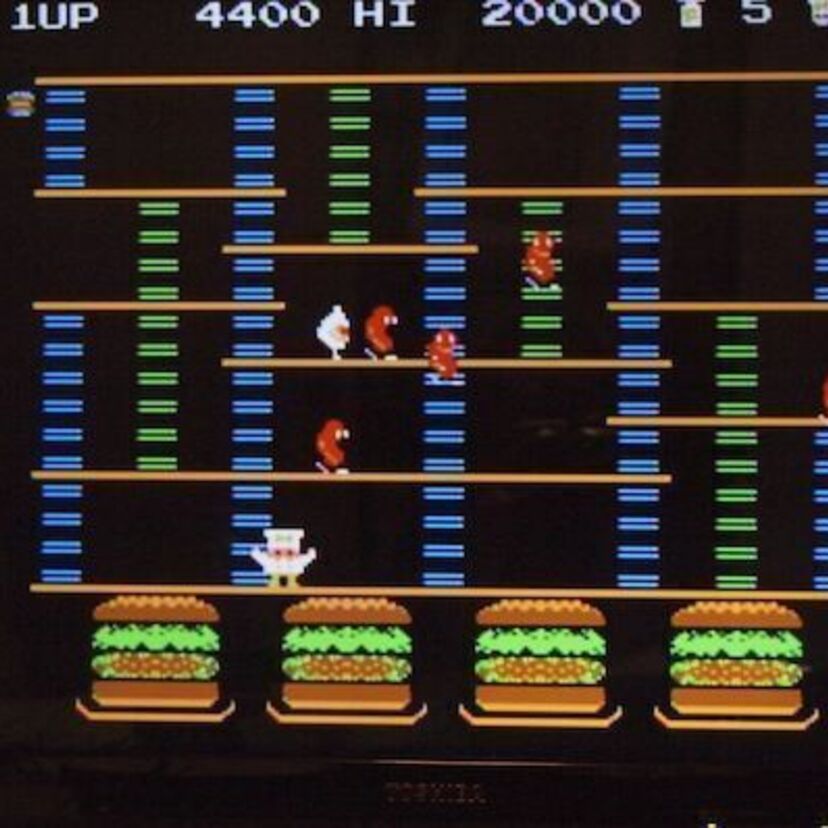 ファミコン『バーガータイム』襲ってくる食べ物をコショウで攻撃！巨大なハンバーガーを作るアクションゲーム！