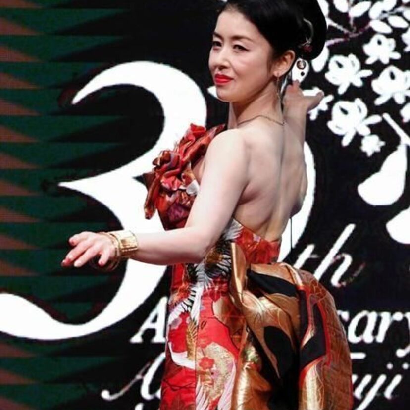デビュー30週年の藤あや子、妖艶和ドレスで大胆露出！衣装デザインは篠原ともえが！！