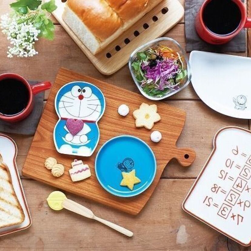 『ドラえもん』のひみつの道具が食器で登場。四次元ポケットやアンキパンが皿に！