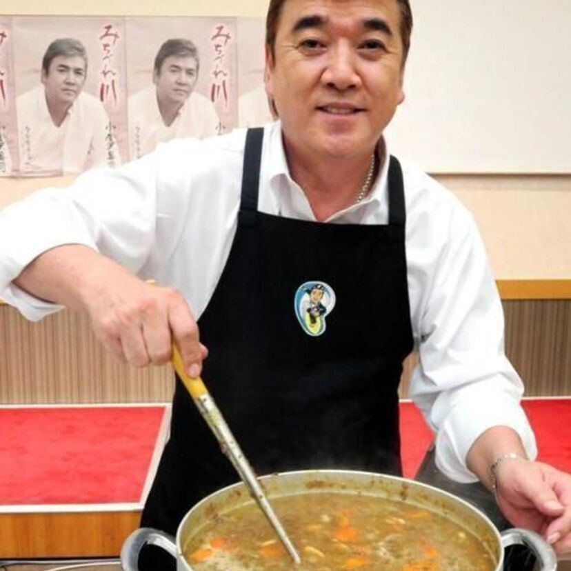 フィニッシュコーワのCMが懐かしい「歌手の小金沢君」がデビュー30周年記念イベント！ファンに手製カレーを振る舞う