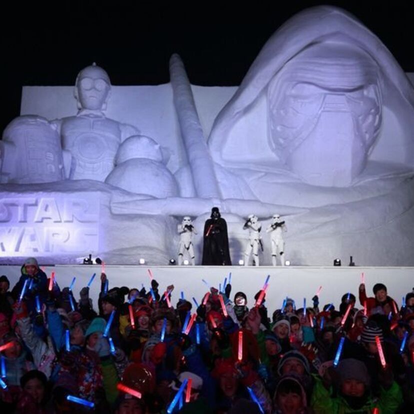 「スター・ウォーズ」の巨大雪像が”さっぽろ雪まつり”に登場！ダース・ベイダーがライトセーバーを振り降ろす！！
