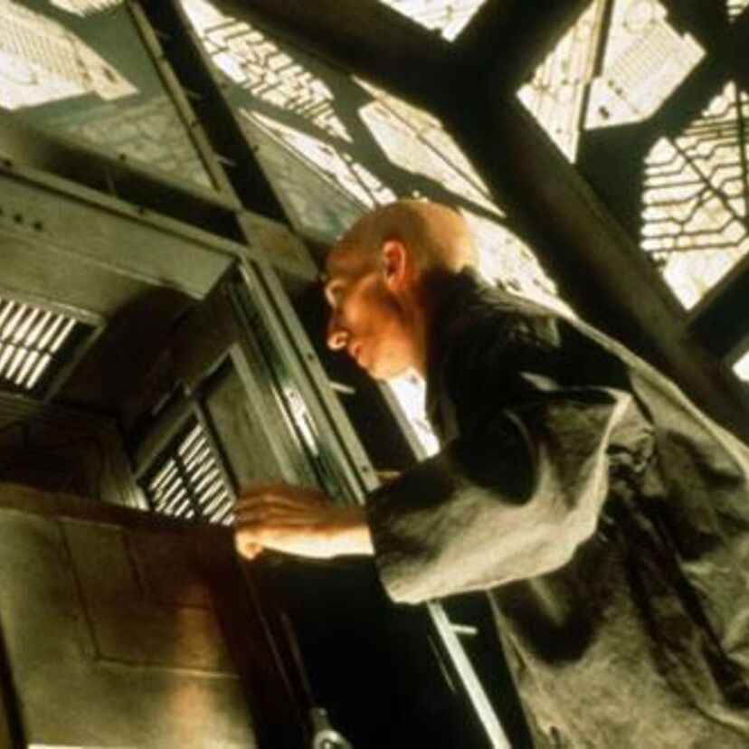 映画『CUBE』各部屋には6か所の扉！見知らぬ男女が閉じ込められた立方体！