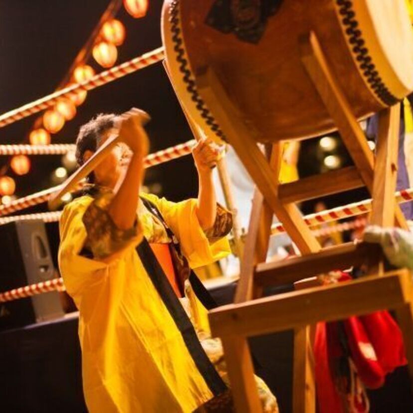 フンドシ姿での太鼓演奏はフランス生まれ？ピエール・カルダンと和太鼓の意外な関係。