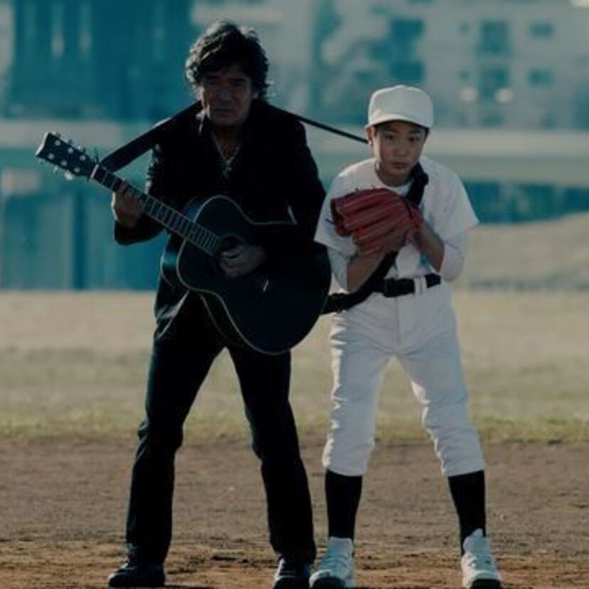松崎しげるがウタマロ石けんのPR動画に登場！野球少年についてまわる謎のギター男を好演！