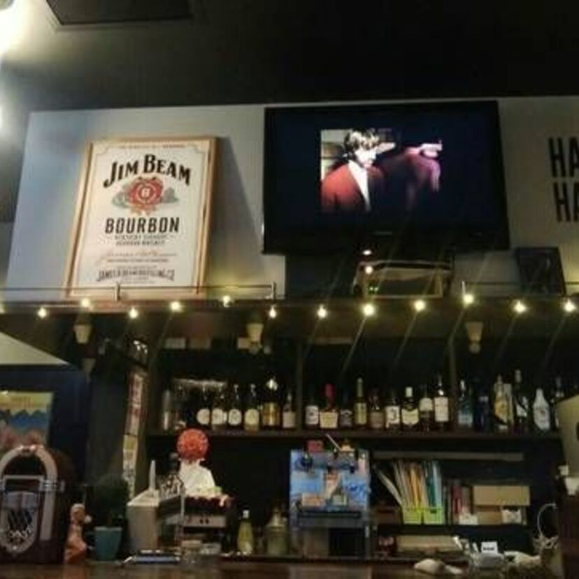 若者と多国籍の街・渋谷のど真ん中で"80's歌謡"を掲げるミドルエッジ的なMUSIC&BAR「マホガニー」！