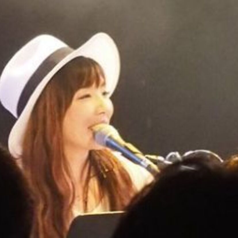 岡本真夜がライブハウスで初ステージ！ダブルミリオン「TOMORROW」などを披露！