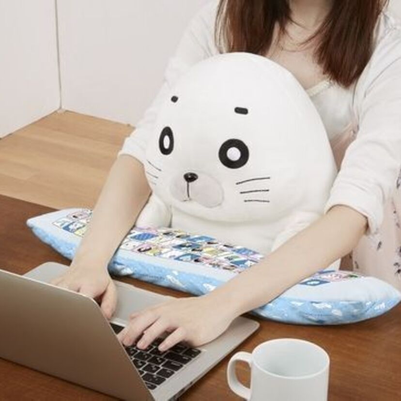 「少年アシベ GO！GO！ゴマちゃん」の “ゴマちゃん”を抱っこしてお仕事！ かわいいぬいぐるみ型のPCクッションで登場