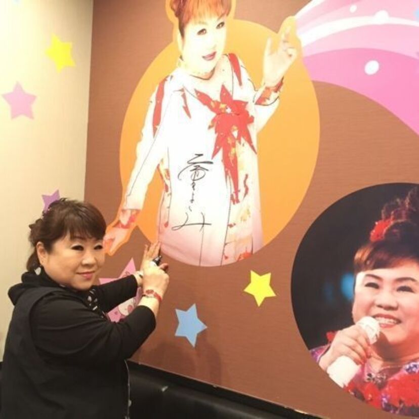ご本人も来店！JOYSOUND直営店（4店舗）に天童よしみ45周年記念スペシャルコラボルームが登場！