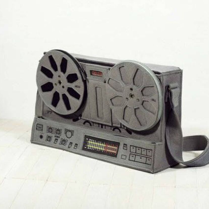 オープンリール、じょうろ、消火器など昔ながらの日用品を再現した一風変わったバッグがヴィレヴァンで販売！