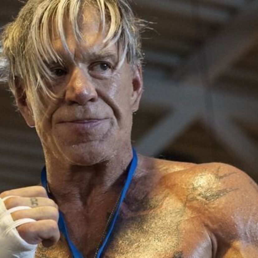 ミッキーローク、62歳のボクシング復帰戦でも猫パンチ炸裂！また八百長？動画で確認