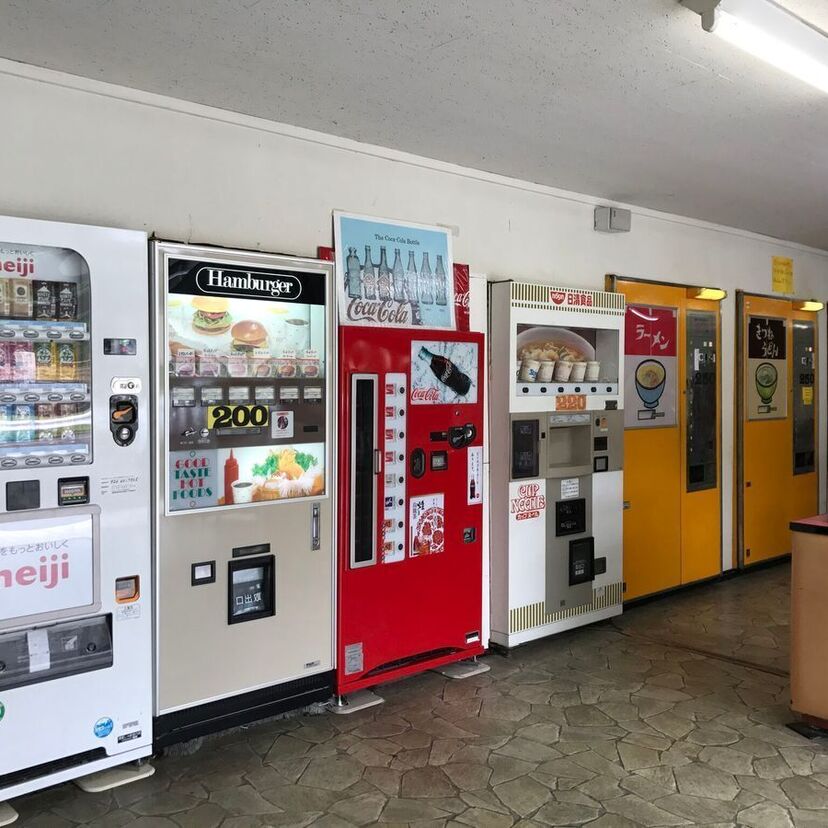 京都府舞鶴市の「ドライブインダルマ」！立ち並ぶ自動販売機とレトロゲーム…ここは昭和にタイムスリップする場所！？