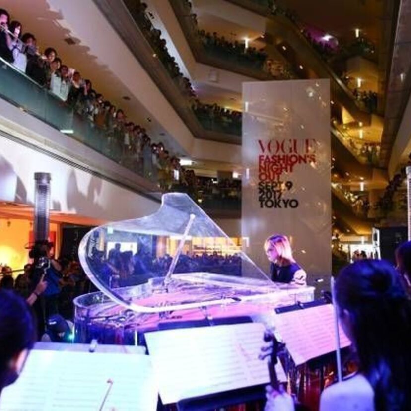 表参道ヒルズが一時騒然！YOSHIKIが「FNO」のセレモニーでピアノを演奏！会場は大合唱！！