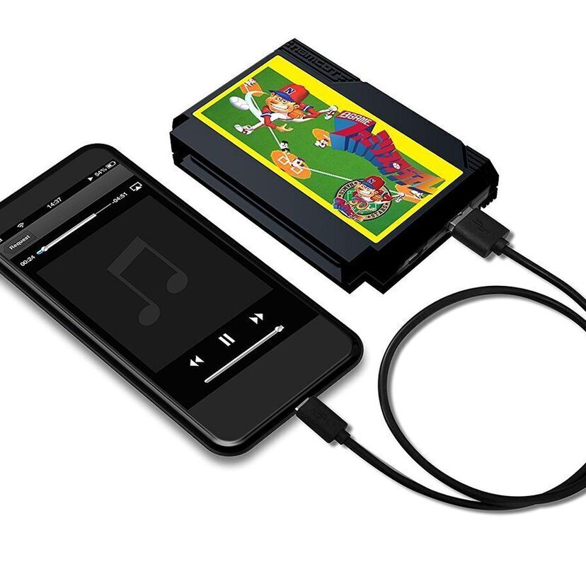 ファミスタ世代感涙！カセットそっくりのモバイルバッテリーが登場！！