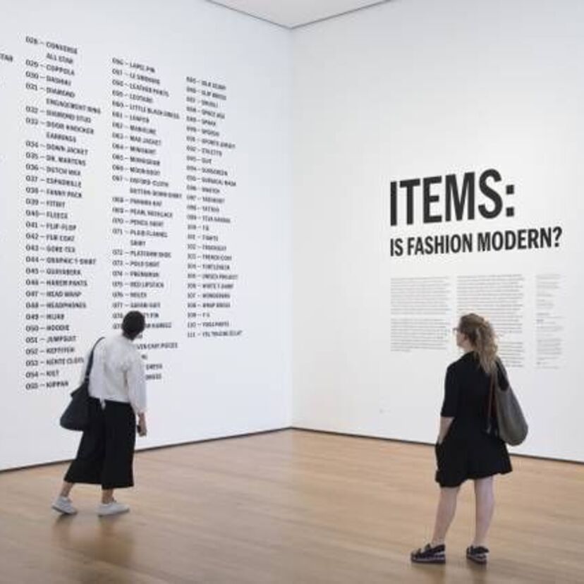 MoMAの企画展にてブルックス・ブラザーズのボタンダウンシャツが展示中