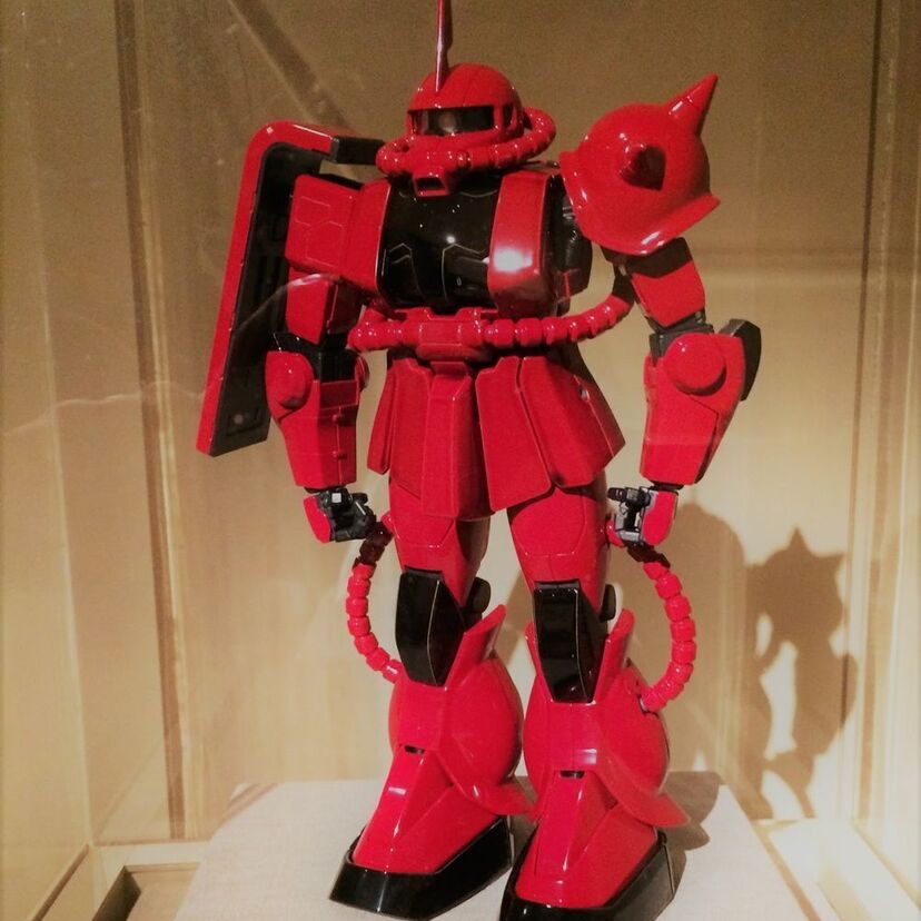 これも日本の文化！？ニューヨークのメトロポリタン美術館で漆塗りのシャアザクに遭遇！！