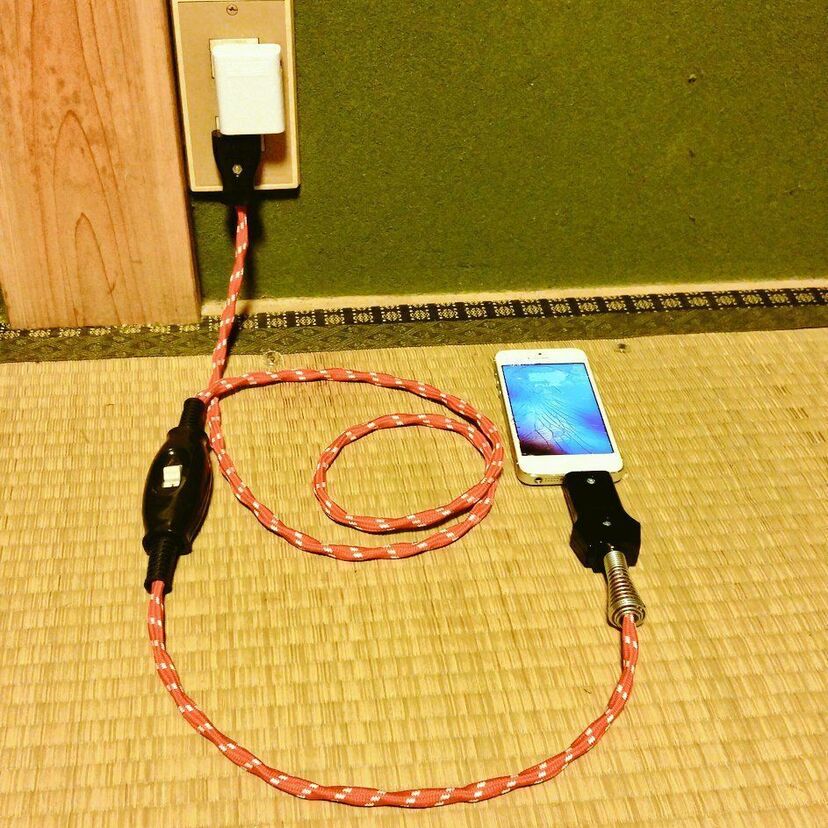 実家のような安心感！コタツの電源コード風のスマホ充電ケーブルが話題に！！