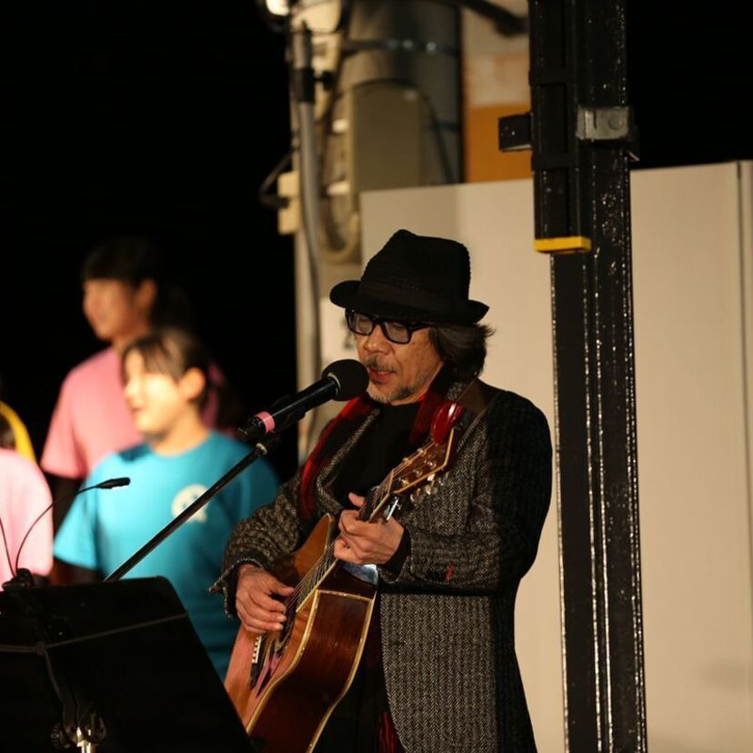 伊勢正三が故郷・大分の復興イベントにサプライズ出演し名曲「なごり雪」を熱唱！