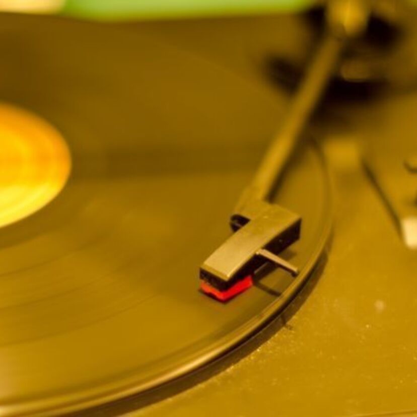 初めて買ったCD・レコードは何ですか？
