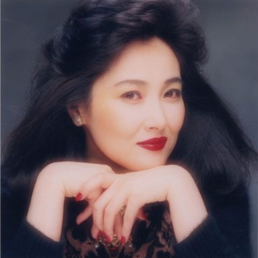 シュガー・ボイスと呼ばれる独特な声と美貌で80年代にオジサマ達のアイドルとなったジャズ・ボーカリスト阿川泰子