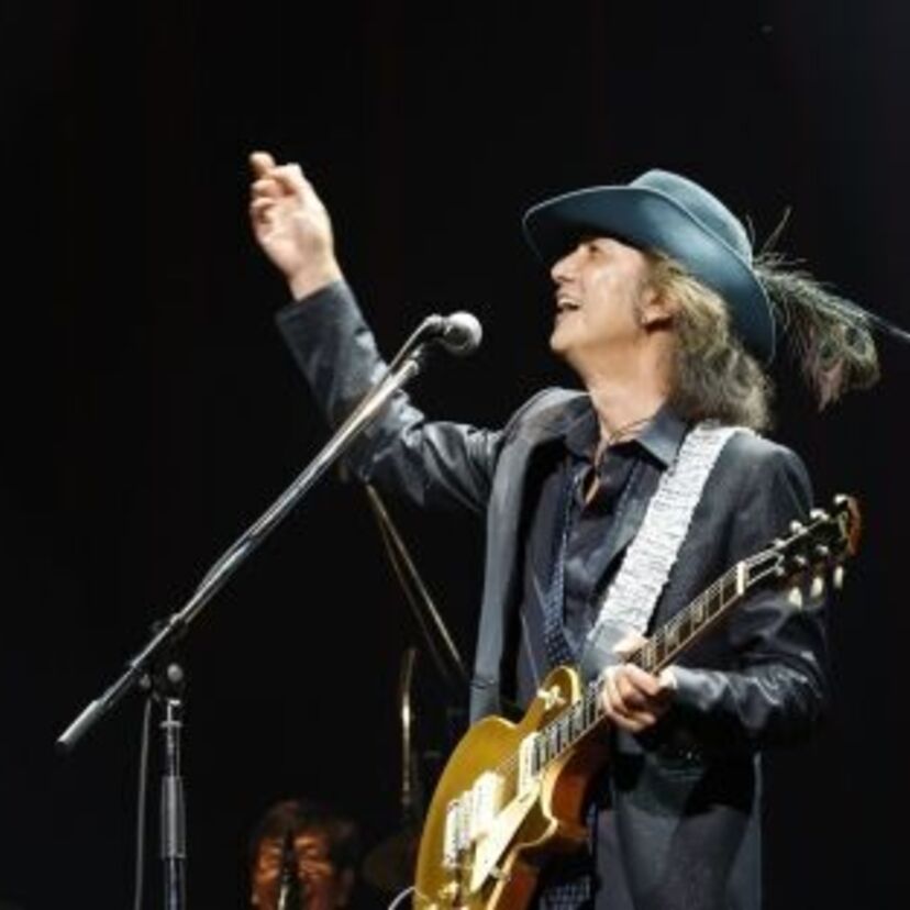 ギタリストCharが武道館で還暦前夜ライブを開催。布袋・福山・ユーミンらが参加