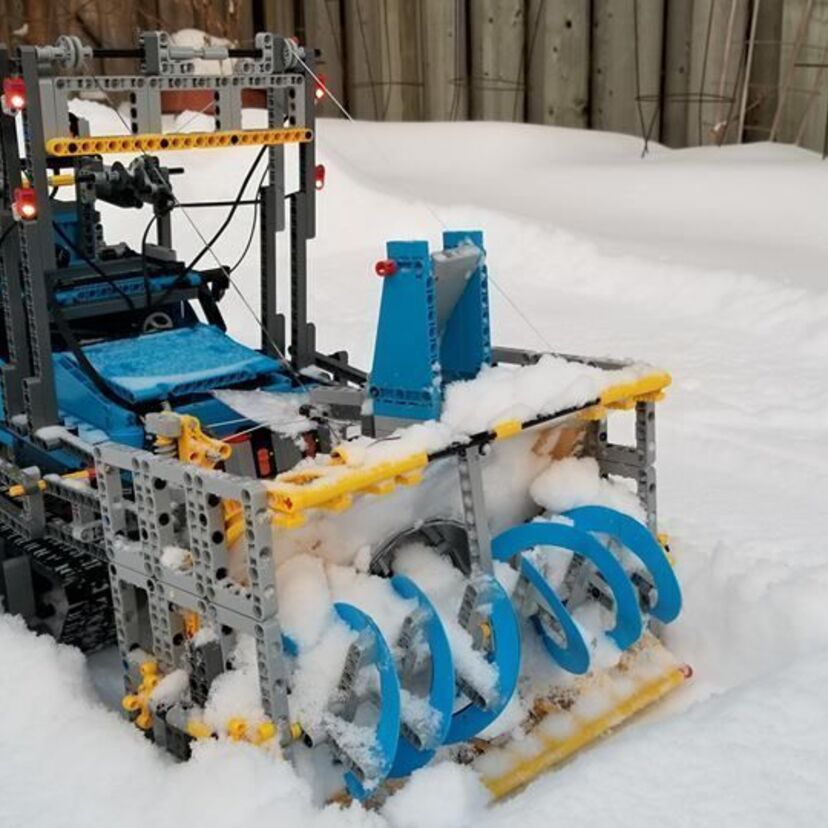 もう雪かきする必要なし！？レゴで「除雪車」を作って除雪する猛者が登場！！