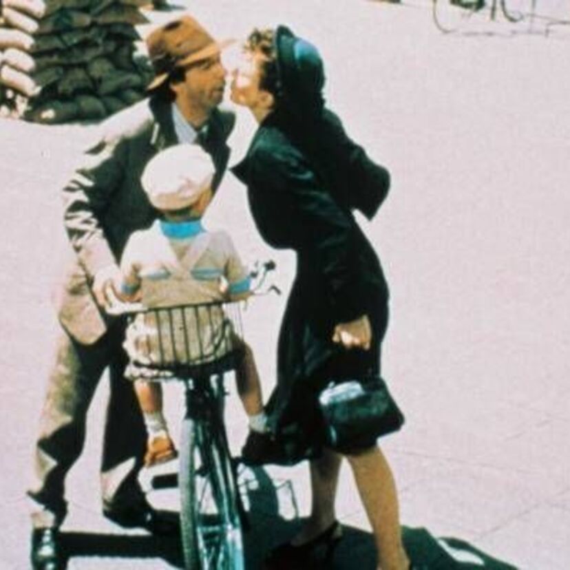 どんな状況下でもユーモアを。名作「ライフ・イズ・ビューティフル」には勇気をくれる名言や演技が溢れている