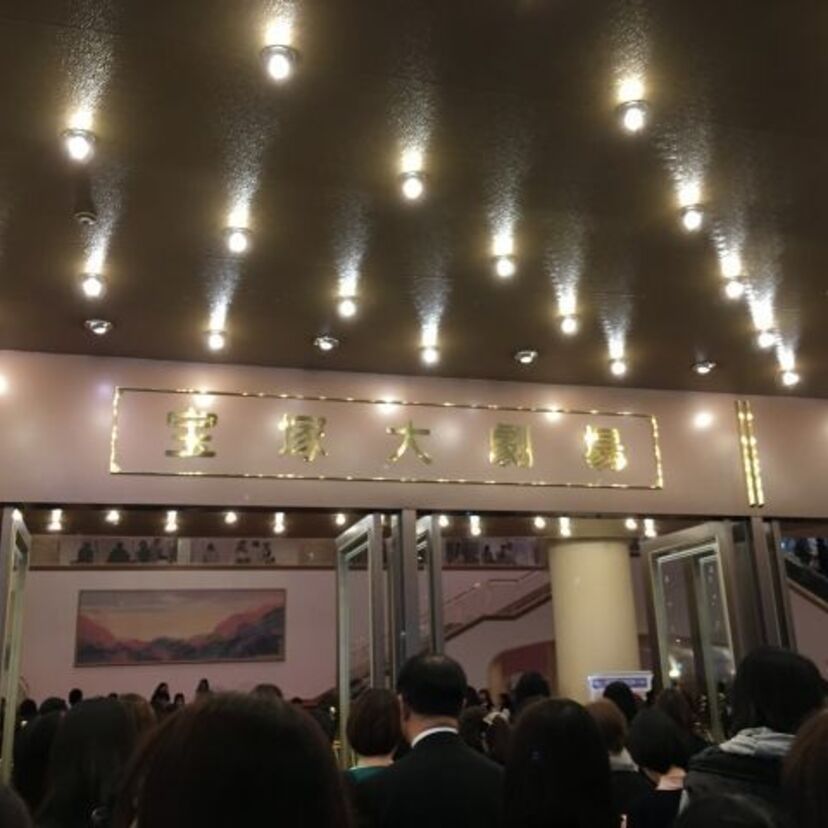 ベルバラ人気で有名な宝塚歌劇団ですが、日本民俗舞踊のショーをしていた時期があったんです。