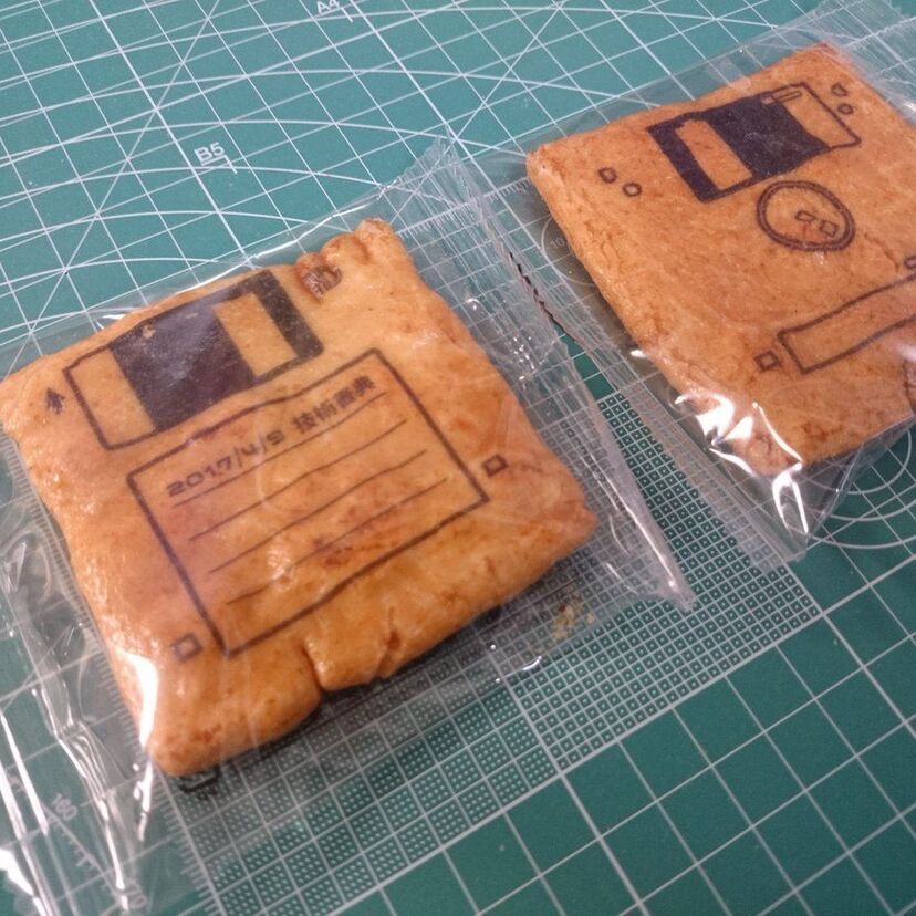 あなたの口がFDドライブに！？フロッピーディスク型の「せんべい」が登場！！