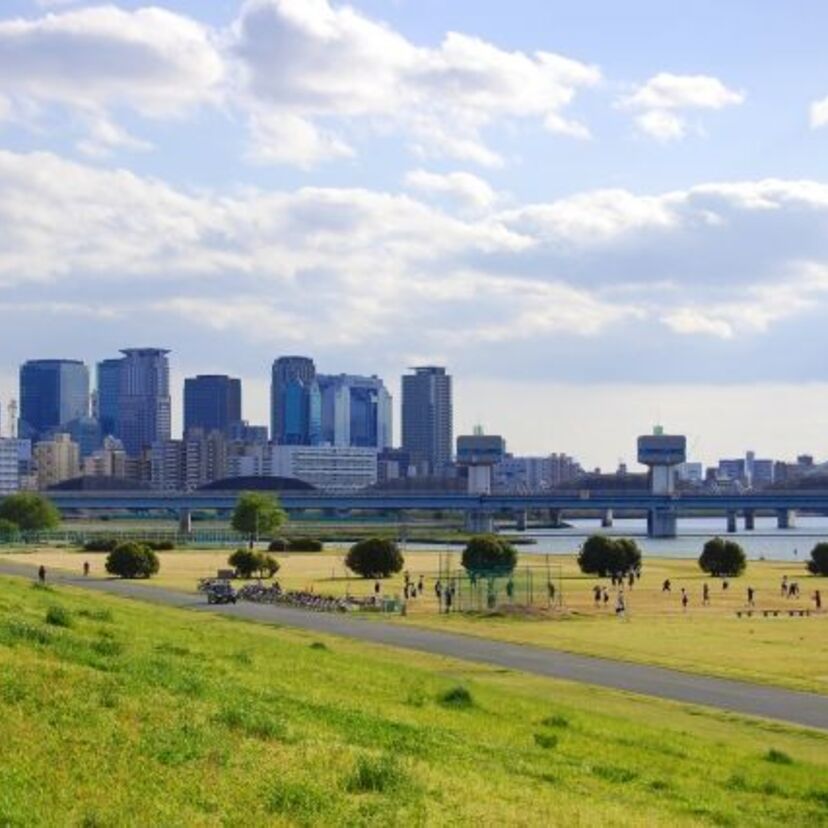 昔エロ本がよく落ちていた場所はどっち?「河原・土手 V.S. 公園・秘密基地」