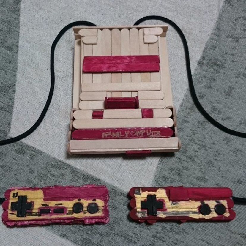 アイスの棒でファミコンを！？小学生が自由研究の工作で作った「木製ファミコン」が話題に！！