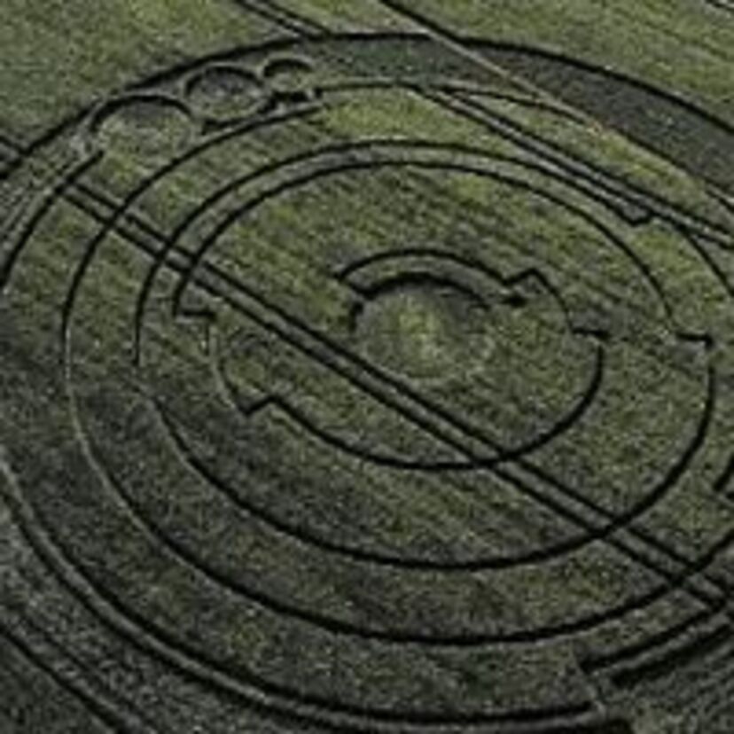 オカルト大好き!ミステリー対決。どっちを信じる?「ネッシーV.S.ミステリーサークル」