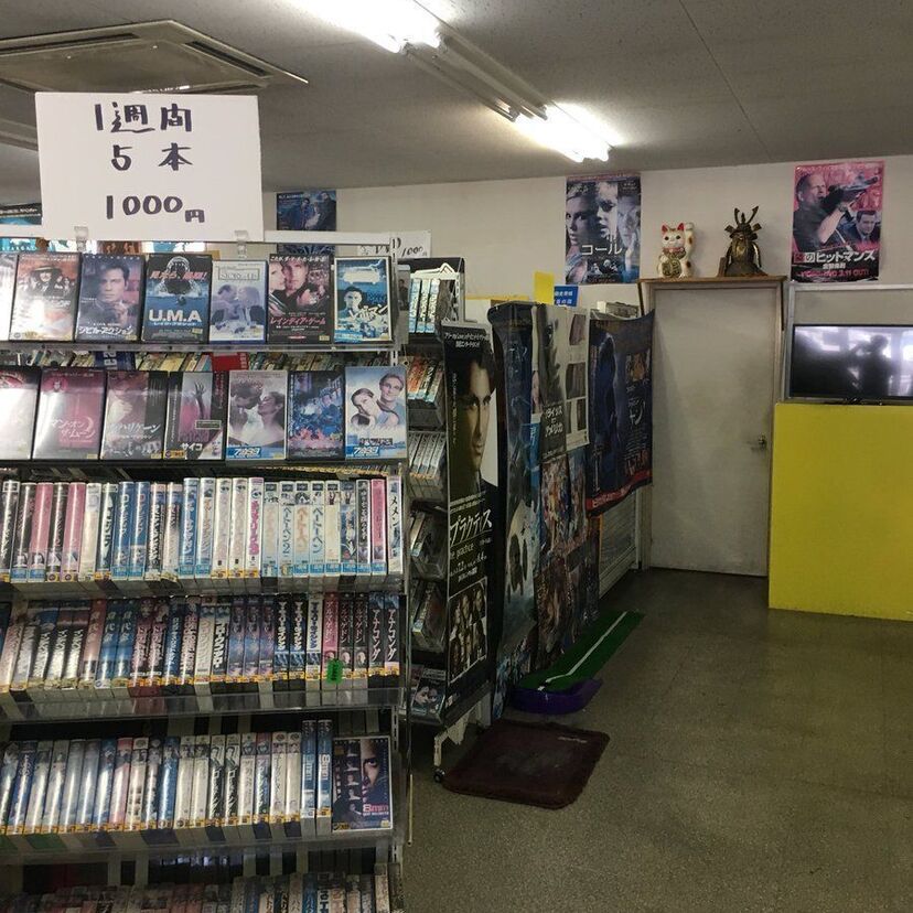 90年代にタイムスリップ？今時「VHSのビデオテープ」しか置いてないレンタルビデオ屋が発見される！