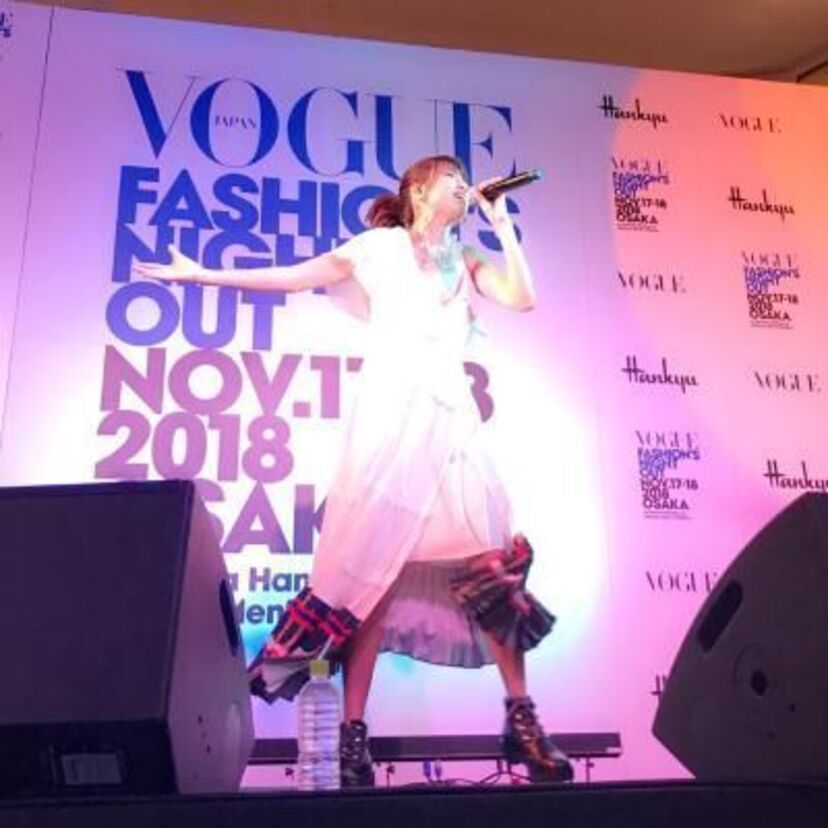 「ママになってもおしゃれに手を抜かない」3児の母・hitomiがファッションイベントでミニスカ＆美脚を披露！！