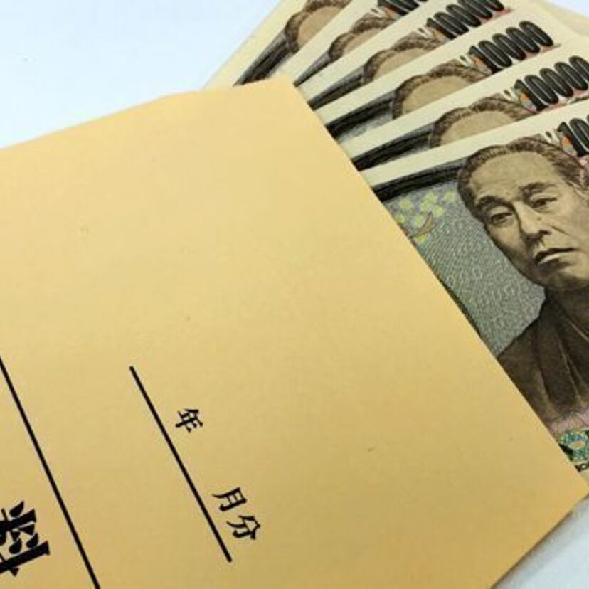 みなさんの初任給はいくらでしたか?1970年からの大卒平均初任給の推移をチェック。