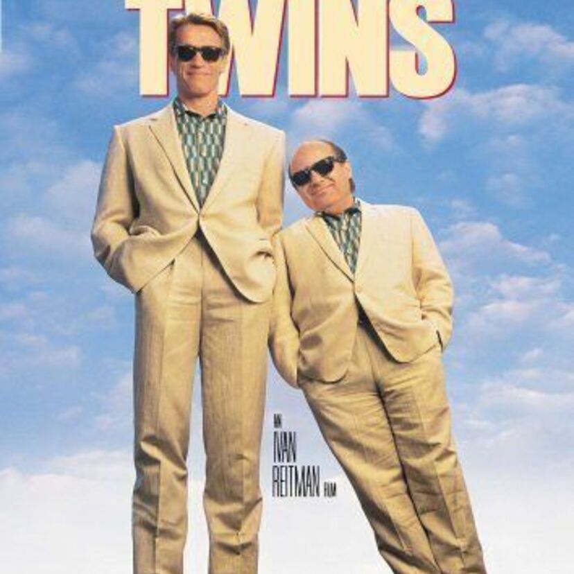 映画【ツインズ】双子の兄弟の超優秀人間と超ダメ人間が母親を探す旅を描く。