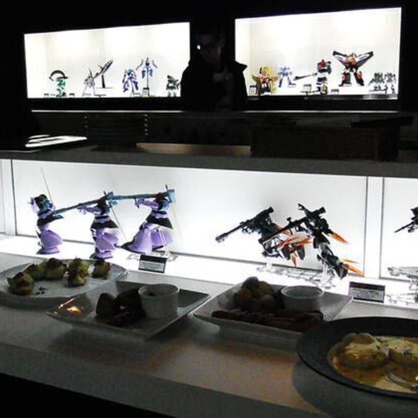 あのロボットアニメが店内で視聴可能！『映像居酒屋 ロボ基地』でガンプラに囲まれてきた！！