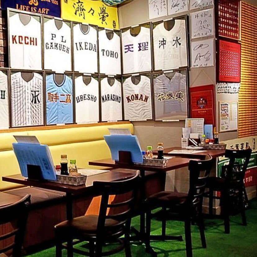 高校野球好きが集まる店！神田【球児園】店内はユニフォームがズラリ！