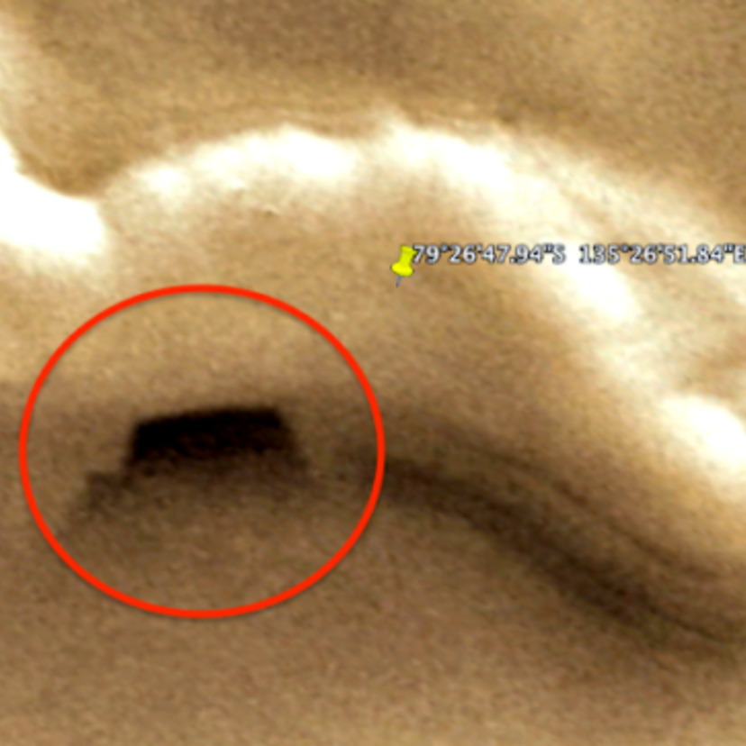 火星に秘密基地？Google Marsに奇妙な「入り口」が！70年代の火星「人面岩」を思い出した！！