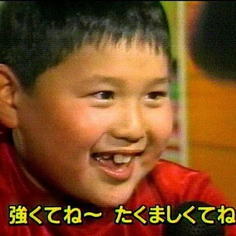 「平成の大横綱」貴乃花をパロディー化したモノマネをする芸人たち。