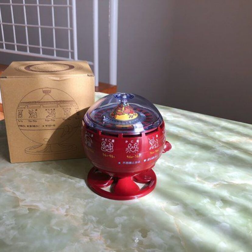 ふるさと納税で昭和レトロな「ルーレット式おみくじ器」が返礼品として届いたと話題に！どこの自治体の返礼品なの？
