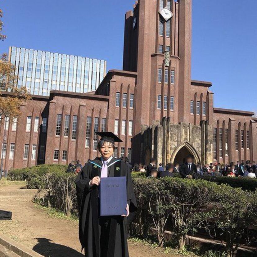 幽遊白書の浦飯幽助などで有名な声優・佐々木望（53）が東京大学法学部を卒業したと話題に！！
