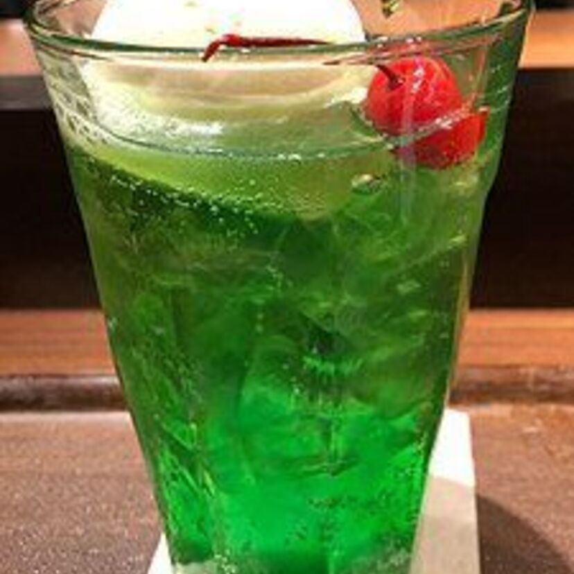 近年注目を集める昭和レトロな「クリームソーダ」を再現した飲み物やパンなどの新商品が続々と登場！！