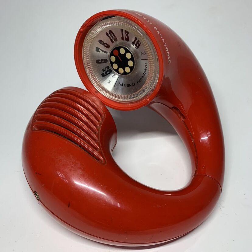 ブレスレット型ラジオ、テレビ型ストーブ…昭和の時代ならではのユニークな家電を特集した書籍が発売!!