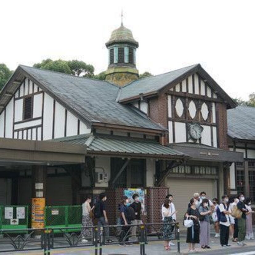 ホコ天、竹の子族、ローラー族などを見届けてきた若者文化のシンボル「原宿旧駅舎」の解体工事が開始される。
