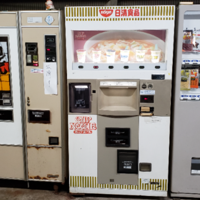 兵庫の国道9号線沿いにある懐かしの「うどん自販機」が故障！果たして修理は可能なのか…？